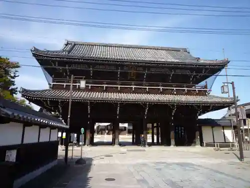 本山専修寺の山門