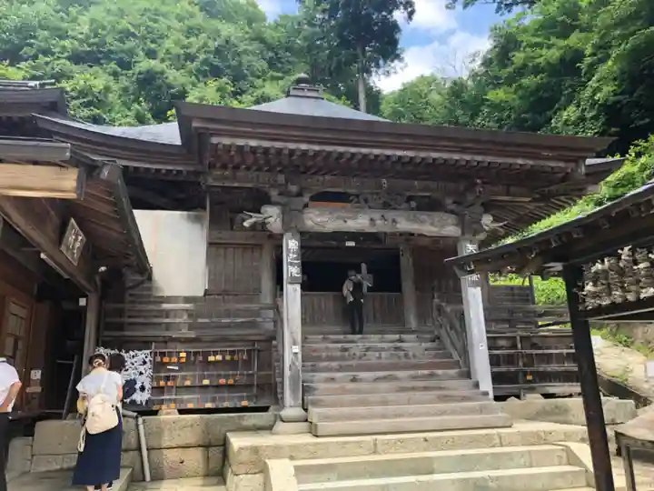 宝珠山 立石寺の本殿・本堂