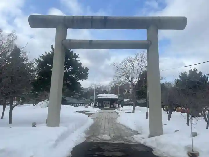 札幌護國神社の{uncategorized: "未分類", other: "その他", undefined: "問題あり", building: "その他建物", grave: "お墓", sacred_gate: "鳥居", guardian: "狛犬", statue: "像", buddha: "仏像", history: "歴史", nature: "自然", garden: "庭園", animal: "動物", pagoda: "塔", temizu: "手水舎", mountain_gate: "山門・神門", sanctuary: "本殿・本堂", subordinate: "末社・摂社", art: "芸術", scenery: "景色", jizo: "地蔵", ema: "絵馬", goshuin: "御朱印", omikuji: "おみくじ", items: "授与品その他", amulet: "お守り", goshuincho: "御朱印帳", eats: "食事", festival: "お祭り", votive_dance: "神楽", shichigosan: "七五三参", wedding: "結婚式", experience: "体験その他", initially: "初詣", around: "周辺", anti_infection: "感染症対策"}