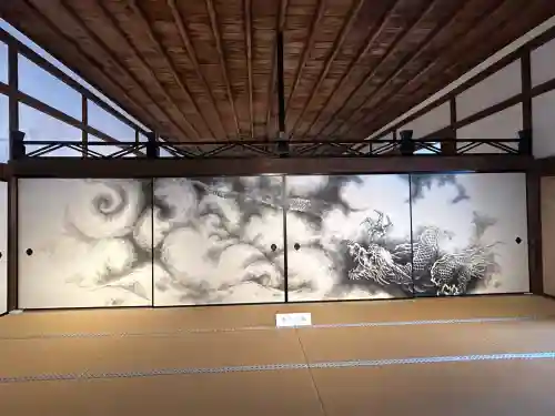 龍安寺の{uncategorized: "未分類", other: "その他", undefined: "問題あり", building: "その他建物", grave: "お墓", sacred_gate: "鳥居", guardian: "狛犬", statue: "像", buddha: "仏像", history: "歴史", nature: "自然", garden: "庭園", animal: "動物", pagoda: "塔", temizu: "手水舎", mountain_gate: "山門・神門", sanctuary: "本殿・本堂", subordinate: "末社・摂社", art: "芸術", scenery: "景色", jizo: "地蔵", ema: "絵馬", goshuin: "御朱印", omikuji: "おみくじ", items: "授与品その他", amulet: "お守り", goshuincho: "御朱印帳", eats: "食事", festival: "お祭り", votive_dance: "神楽", shichigosan: "七五三参", wedding: "結婚式", experience: "体験その他", initially: "初詣", around: "周辺", anti_infection: "感染症対策"}