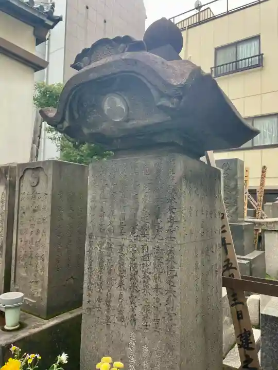 花岳院の{uncategorized: "未分類", other: "その他", undefined: "問題あり", building: "その他建物", grave: "お墓", sacred_gate: "鳥居", guardian: "狛犬", statue: "像", buddha: "仏像", history: "歴史", nature: "自然", garden: "庭園", animal: "動物", pagoda: "塔", temizu: "手水舎", mountain_gate: "山門・神門", sanctuary: "本殿・本堂", subordinate: "末社・摂社", art: "芸術", scenery: "景色", jizo: "地蔵", ema: "絵馬", goshuin: "御朱印", omikuji: "おみくじ", items: "授与品その他", amulet: "お守り", goshuincho: "御朱印帳", eats: "食事", festival: "お祭り", votive_dance: "神楽", shichigosan: "七五三参", wedding: "結婚式", experience: "体験その他", initially: "初詣", around: "周辺", anti_infection: "感染症対策"}