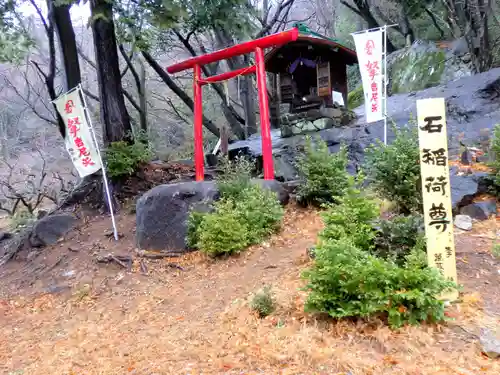 石稲荷神社の本殿