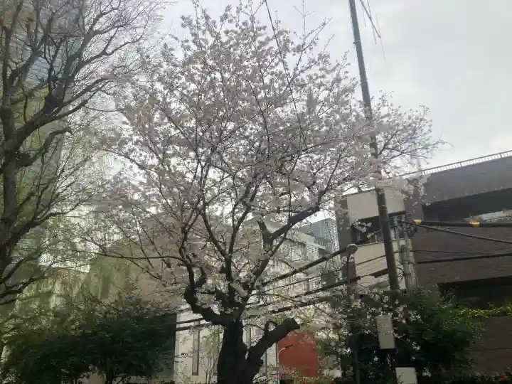 狸穴稲荷社の{uncategorized: "未分類", other: "その他", undefined: "問題あり", building: "その他建物", grave: "お墓", sacred_gate: "鳥居", guardian: "狛犬", statue: "像", buddha: "仏像", history: "歴史", nature: "自然", garden: "庭園", animal: "動物", pagoda: "塔", temizu: "手水舎", mountain_gate: "山門・神門", sanctuary: "本殿・本堂", subordinate: "末社・摂社", art: "芸術", scenery: "景色", jizo: "地蔵", ema: "絵馬", goshuin: "御朱印", omikuji: "おみくじ", items: "授与品その他", amulet: "お守り", goshuincho: "御朱印帳", eats: "食事", festival: "お祭り", votive_dance: "神楽", shichigosan: "七五三参", wedding: "結婚式", experience: "体験その他", initially: "初詣", around: "周辺", anti_infection: "感染症対策"}