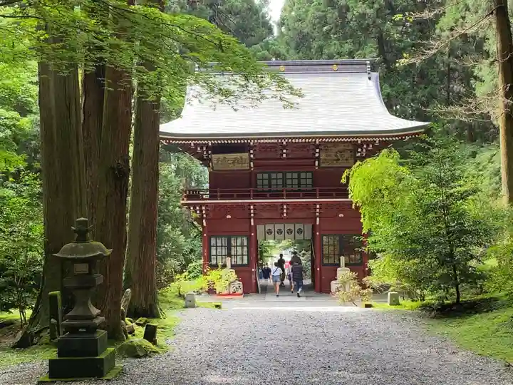 御岩神社の山門・神門