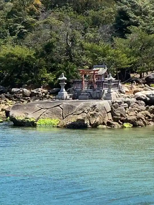 厳島神社の{uncategorized: "未分類", other: "その他", undefined: "問題あり", building: "その他建物", grave: "お墓", sacred_gate: "鳥居", guardian: "狛犬", statue: "像", buddha: "仏像", history: "歴史", nature: "自然", garden: "庭園", animal: "動物", pagoda: "塔", temizu: "手水舎", mountain_gate: "山門・神門", sanctuary: "本殿・本堂", subordinate: "末社・摂社", art: "芸術", scenery: "景色", jizo: "地蔵", ema: "絵馬", goshuin: "御朱印", omikuji: "おみくじ", items: "授与品その他", amulet: "お守り", goshuincho: "御朱印帳", eats: "食事", festival: "お祭り", votive_dance: "神楽", shichigosan: "七五三参", wedding: "結婚式", experience: "体験その他", initially: "初詣", around: "周辺", anti_infection: "感染症対策"}