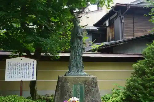 飛騨国分寺の像