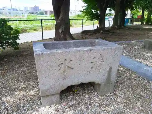 神明社の手水舎