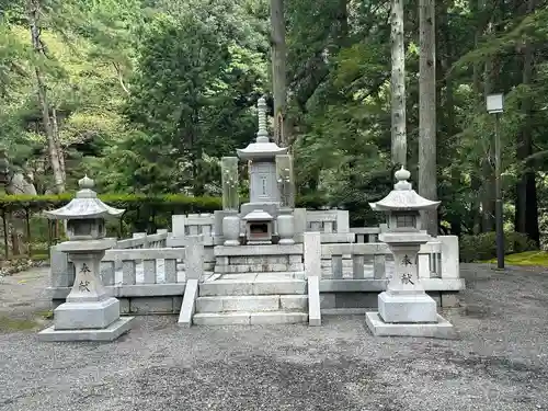 久遠寺御廟所(山梨県)