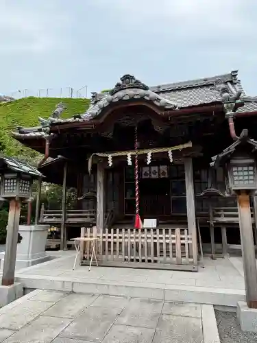 諏訪神社の{uncategorized: "未分類", other: "その他", undefined: "問題あり", building: "その他建物", grave: "お墓", sacred_gate: "鳥居", guardian: "狛犬", statue: "像", buddha: "仏像", history: "歴史", nature: "自然", garden: "庭園", animal: "動物", pagoda: "塔", temizu: "手水舎", mountain_gate: "山門・神門", sanctuary: "本殿・本堂", subordinate: "末社・摂社", art: "芸術", scenery: "景色", jizo: "地蔵", ema: "絵馬", goshuin: "御朱印", omikuji: "おみくじ", items: "授与品その他", amulet: "お守り", goshuincho: "御朱印帳", eats: "食事", festival: "お祭り", votive_dance: "神楽", shichigosan: "七五三参", wedding: "結婚式", experience: "体験その他", initially: "初詣", around: "周辺", anti_infection: "感染症対策"}