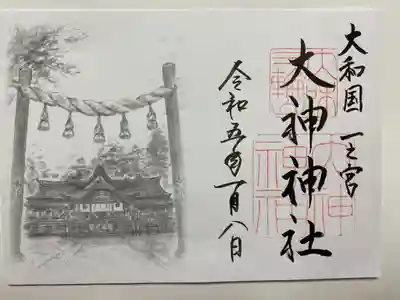 水墨画入り「御朱印」⛩
右半分に「大和国一之宮」「大神神社」、参拝された年月日が記され、「大和三輪山」「大神神社」の朱印が捺され　左半分に日本画家の清水桃香先生による正面参道石段を上った先にある注連縄柱越しの拝殿が描かれる🖌️