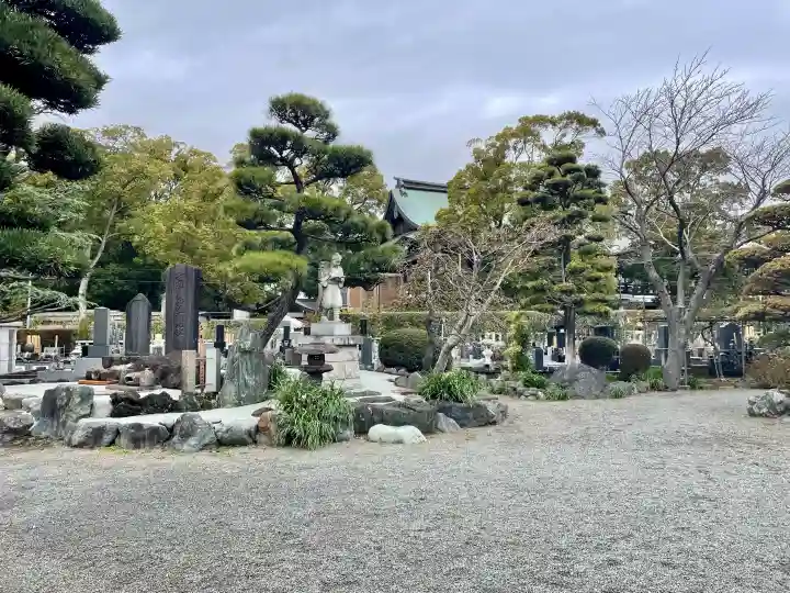 興全寺の{uncategorized: "未分類", other: "その他", undefined: "問題あり", building: "その他建物", grave: "お墓", sacred_gate: "鳥居", guardian: "狛犬", statue: "像", buddha: "仏像", history: "歴史", nature: "自然", garden: "庭園", animal: "動物", pagoda: "塔", temizu: "手水舎", mountain_gate: "山門・神門", sanctuary: "本殿・本堂", subordinate: "末社・摂社", art: "芸術", scenery: "景色", jizo: "地蔵", ema: "絵馬", goshuin: "御朱印", omikuji: "おみくじ", items: "授与品その他", amulet: "お守り", goshuincho: "御朱印帳", eats: "食事", festival: "お祭り", votive_dance: "神楽", shichigosan: "七五三参", wedding: "結婚式", experience: "体験その他", initially: "初詣", around: "周辺", anti_infection: "感染症対策"}