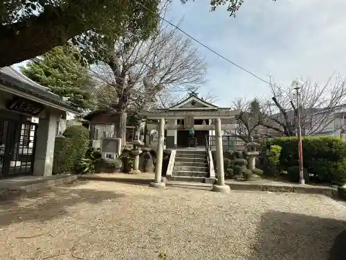 鎮宅霊符社の{uncategorized: "未分類", other: "その他", undefined: "問題あり", building: "その他建物", grave: "お墓", sacred_gate: "鳥居", guardian: "狛犬", statue: "像", buddha: "仏像", history: "歴史", nature: "自然", garden: "庭園", animal: "動物", pagoda: "塔", temizu: "手水舎", mountain_gate: "山門・神門", sanctuary: "本殿・本堂", subordinate: "末社・摂社", art: "芸術", scenery: "景色", jizo: "地蔵", ema: "絵馬", goshuin: "御朱印", omikuji: "おみくじ", items: "授与品その他", amulet: "お守り", goshuincho: "御朱印帳", eats: "食事", festival: "お祭り", votive_dance: "神楽", shichigosan: "七五三参", wedding: "結婚式", experience: "体験その他", initially: "初詣", around: "周辺", anti_infection: "感染症対策"}