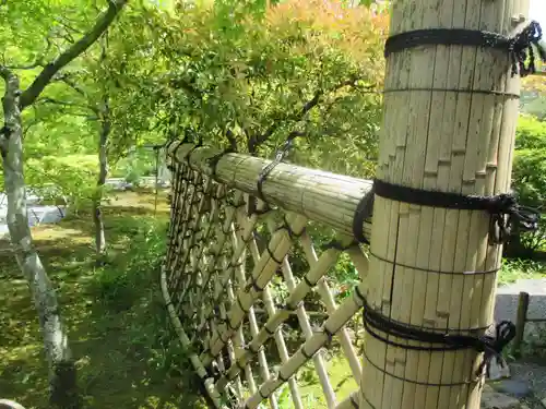 光悦寺の庭園