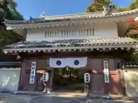 目の霊山 油山寺の山門・神門