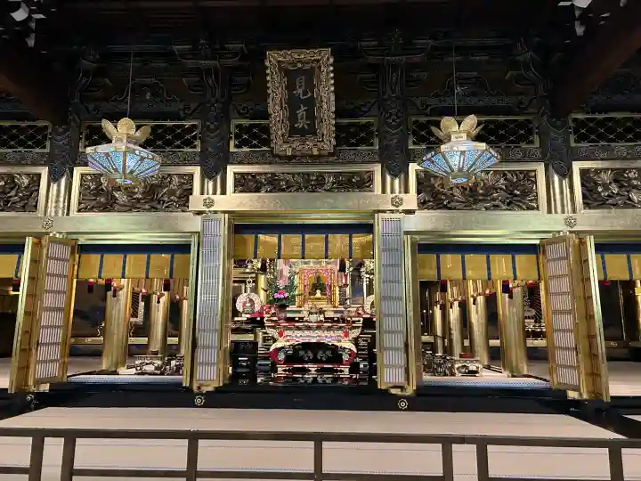 本願寺(西本願寺)の{uncategorized: "未分類", other: "その他", undefined: "問題あり", building: "その他建物", grave: "お墓", sacred_gate: "鳥居", guardian: "狛犬", statue: "像", buddha: "仏像", history: "歴史", nature: "自然", garden: "庭園", animal: "動物", pagoda: "塔", temizu: "手水舎", mountain_gate: "山門・神門", sanctuary: "本殿・本堂", subordinate: "末社・摂社", art: "芸術", scenery: "景色", jizo: "地蔵", ema: "絵馬", goshuin: "御朱印", omikuji: "おみくじ", items: "授与品その他", amulet: "お守り", goshuincho: "御朱印帳", eats: "食事", festival: "お祭り", votive_dance: "神楽", shichigosan: "七五三参", wedding: "結婚式", experience: "体験その他", initially: "初詣", around: "周辺", anti_infection: "感染症対策"}