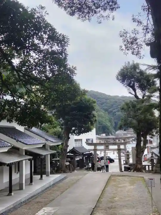 美保神社の{uncategorized: "未分類", other: "その他", undefined: "問題あり", building: "その他建物", grave: "お墓", sacred_gate: "鳥居", guardian: "狛犬", statue: "像", buddha: "仏像", history: "歴史", nature: "自然", garden: "庭園", animal: "動物", pagoda: "塔", temizu: "手水舎", mountain_gate: "山門・神門", sanctuary: "本殿・本堂", subordinate: "末社・摂社", art: "芸術", scenery: "景色", jizo: "地蔵", ema: "絵馬", goshuin: "御朱印", omikuji: "おみくじ", items: "授与品その他", amulet: "お守り", goshuincho: "御朱印帳", eats: "食事", festival: "お祭り", votive_dance: "神楽", shichigosan: "七五三参", wedding: "結婚式", experience: "体験その他", initially: "初詣", around: "周辺", anti_infection: "感染症対策"}