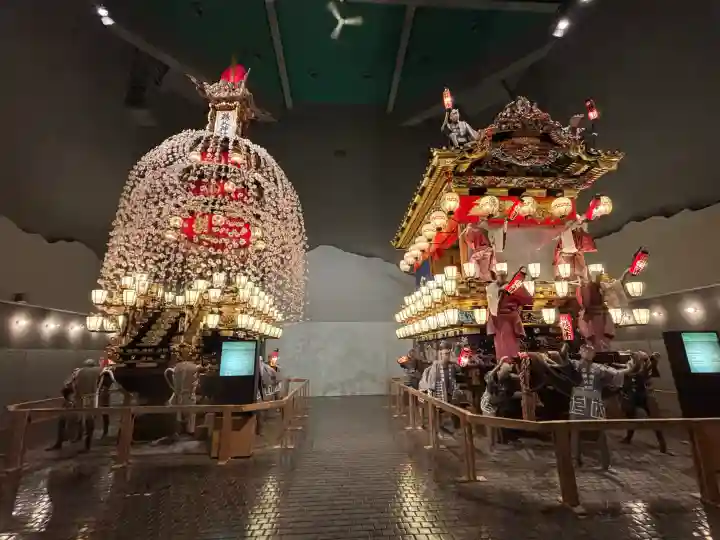 秩父神社の{uncategorized: "未分類", other: "その他", undefined: "問題あり", building: "その他建物", grave: "お墓", sacred_gate: "鳥居", guardian: "狛犬", statue: "像", buddha: "仏像", history: "歴史", nature: "自然", garden: "庭園", animal: "動物", pagoda: "塔", temizu: "手水舎", mountain_gate: "山門・神門", sanctuary: "本殿・本堂", subordinate: "末社・摂社", art: "芸術", scenery: "景色", jizo: "地蔵", ema: "絵馬", goshuin: "御朱印", omikuji: "おみくじ", items: "授与品その他", amulet: "お守り", goshuincho: "御朱印帳", eats: "食事", festival: "お祭り", votive_dance: "神楽", shichigosan: "七五三参", wedding: "結婚式", experience: "体験その他", initially: "初詣", around: "周辺", anti_infection: "感染症対策"}