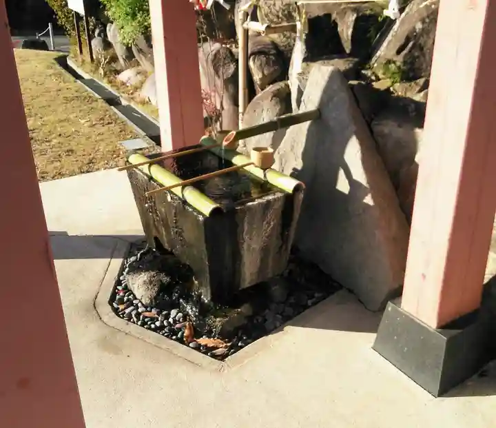 差出磯大嶽山神社 仕事と健康と厄よけの神さまの手水舎