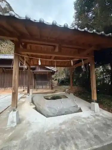 糸島市宇美八幡宮の{uncategorized: "未分類", other: "その他", undefined: "問題あり", building: "その他建物", grave: "お墓", sacred_gate: "鳥居", guardian: "狛犬", statue: "像", buddha: "仏像", history: "歴史", nature: "自然", garden: "庭園", animal: "動物", pagoda: "塔", temizu: "手水舎", mountain_gate: "山門・神門", sanctuary: "本殿・本堂", subordinate: "末社・摂社", art: "芸術", scenery: "景色", jizo: "地蔵", ema: "絵馬", goshuin: "御朱印", omikuji: "おみくじ", items: "授与品その他", amulet: "お守り", goshuincho: "御朱印帳", eats: "食事", festival: "お祭り", votive_dance: "神楽", shichigosan: "七五三参", wedding: "結婚式", experience: "体験その他", initially: "初詣", around: "周辺", anti_infection: "感染症対策"}