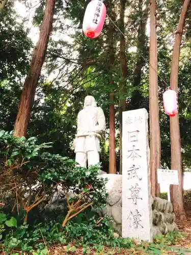 草薙神社の像