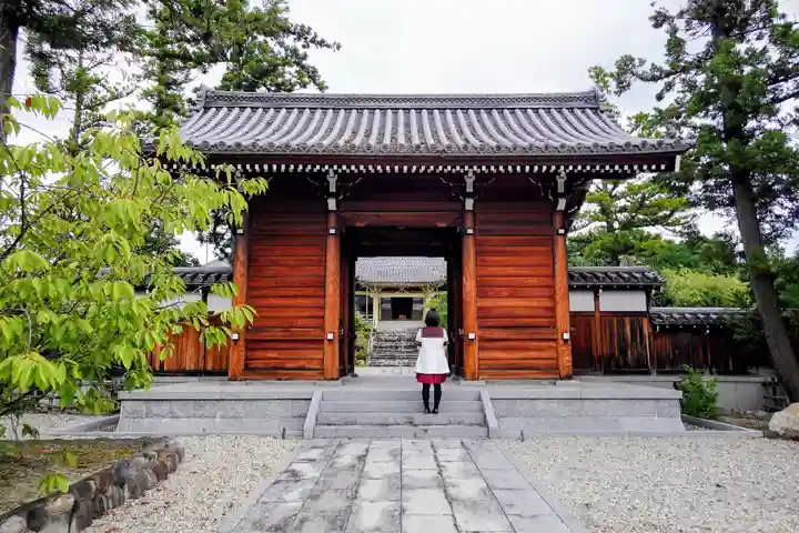霊鷲院の山門・神門