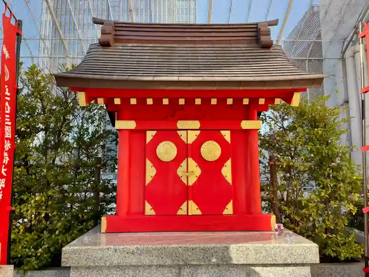 三囲神社(三圍神社)日本橋摂社の{uncategorized: "未分類", other: "その他", undefined: "問題あり", building: "その他建物", grave: "お墓", sacred_gate: "鳥居", guardian: "狛犬", statue: "像", buddha: "仏像", history: "歴史", nature: "自然", garden: "庭園", animal: "動物", pagoda: "塔", temizu: "手水舎", mountain_gate: "山門・神門", sanctuary: "本殿・本堂", subordinate: "末社・摂社", art: "芸術", scenery: "景色", jizo: "地蔵", ema: "絵馬", goshuin: "御朱印", omikuji: "おみくじ", items: "授与品その他", amulet: "お守り", goshuincho: "御朱印帳", eats: "食事", festival: "お祭り", votive_dance: "神楽", shichigosan: "七五三参", wedding: "結婚式", experience: "体験その他", initially: "初詣", around: "周辺", anti_infection: "感染症対策"}