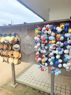 舞子六神社／まいこむの宮の{uncategorized: "未分類", other: "その他", undefined: "問題あり", building: "その他建物", grave: "お墓", sacred_gate: "鳥居", guardian: "狛犬", statue: "像", buddha: "仏像", history: "歴史", nature: "自然", garden: "庭園", animal: "動物", pagoda: "塔", temizu: "手水舎", mountain_gate: "山門・神門", sanctuary: "本殿・本堂", subordinate: "末社・摂社", art: "芸術", scenery: "景色", jizo: "地蔵", ema: "絵馬", goshuin: "御朱印", omikuji: "おみくじ", items: "授与品その他", amulet: "お守り", goshuincho: "御朱印帳", eats: "食事", festival: "お祭り", votive_dance: "神楽", shichigosan: "七五三参", wedding: "結婚式", experience: "体験その他", initially: "初詣", around: "周辺", anti_infection: "感染症対策"}
