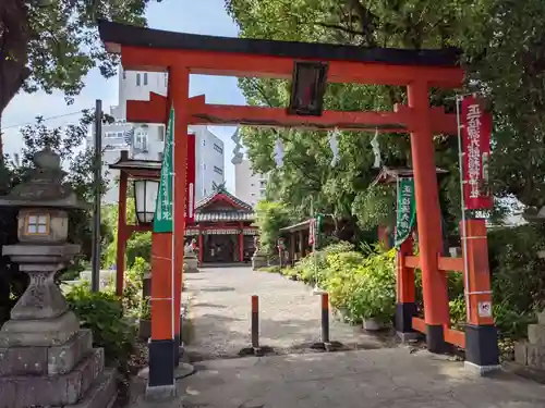 源九郎稲荷神社の鳥居