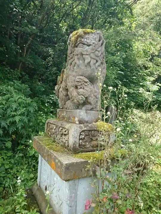 神明神社(村国)の狛犬