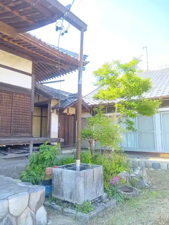 応蓮寺の{uncategorized: "未分類", other: "その他", undefined: "問題あり", building: "その他建物", grave: "お墓", sacred_gate: "鳥居", guardian: "狛犬", statue: "像", buddha: "仏像", history: "歴史", nature: "自然", garden: "庭園", animal: "動物", pagoda: "塔", temizu: "手水舎", mountain_gate: "山門・神門", sanctuary: "本殿・本堂", subordinate: "末社・摂社", art: "芸術", scenery: "景色", jizo: "地蔵", ema: "絵馬", goshuin: "御朱印", omikuji: "おみくじ", items: "授与品その他", amulet: "お守り", goshuincho: "御朱印帳", eats: "食事", festival: "お祭り", votive_dance: "神楽", shichigosan: "七五三参", wedding: "結婚式", experience: "体験その他", initially: "初詣", around: "周辺", anti_infection: "感染症対策"}