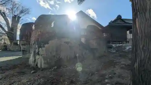 三ツ石神社の{uncategorized: "未分類", other: "その他", undefined: "問題あり", building: "その他建物", grave: "お墓", sacred_gate: "鳥居", guardian: "狛犬", statue: "像", buddha: "仏像", history: "歴史", nature: "自然", garden: "庭園", animal: "動物", pagoda: "塔", temizu: "手水舎", mountain_gate: "山門・神門", sanctuary: "本殿・本堂", subordinate: "末社・摂社", art: "芸術", scenery: "景色", jizo: "地蔵", ema: "絵馬", goshuin: "御朱印", omikuji: "おみくじ", items: "授与品その他", amulet: "お守り", goshuincho: "御朱印帳", eats: "食事", festival: "お祭り", votive_dance: "神楽", shichigosan: "七五三参", wedding: "結婚式", experience: "体験その他", initially: "初詣", around: "周辺", anti_infection: "感染症対策"}
