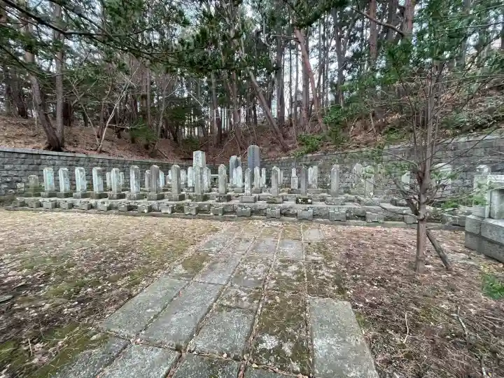 函館護國神社の{uncategorized: "未分類", other: "その他", undefined: "問題あり", building: "その他建物", grave: "お墓", sacred_gate: "鳥居", guardian: "狛犬", statue: "像", buddha: "仏像", history: "歴史", nature: "自然", garden: "庭園", animal: "動物", pagoda: "塔", temizu: "手水舎", mountain_gate: "山門・神門", sanctuary: "本殿・本堂", subordinate: "末社・摂社", art: "芸術", scenery: "景色", jizo: "地蔵", ema: "絵馬", goshuin: "御朱印", omikuji: "おみくじ", items: "授与品その他", amulet: "お守り", goshuincho: "御朱印帳", eats: "食事", festival: "お祭り", votive_dance: "神楽", shichigosan: "七五三参", wedding: "結婚式", experience: "体験その他", initially: "初詣", around: "周辺", anti_infection: "感染症対策"}