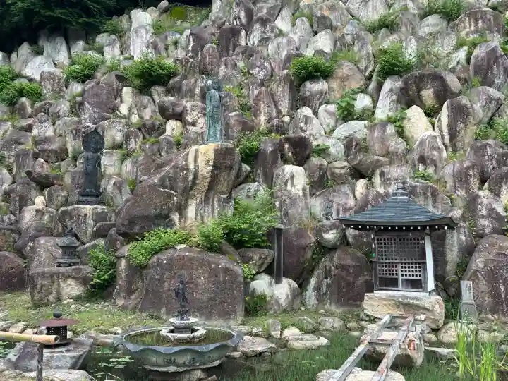 観音正寺の{uncategorized: "未分類", other: "その他", undefined: "問題あり", building: "その他建物", grave: "お墓", sacred_gate: "鳥居", guardian: "狛犬", statue: "像", buddha: "仏像", history: "歴史", nature: "自然", garden: "庭園", animal: "動物", pagoda: "塔", temizu: "手水舎", mountain_gate: "山門・神門", sanctuary: "本殿・本堂", subordinate: "末社・摂社", art: "芸術", scenery: "景色", jizo: "地蔵", ema: "絵馬", goshuin: "御朱印", omikuji: "おみくじ", items: "授与品その他", amulet: "お守り", goshuincho: "御朱印帳", eats: "食事", festival: "お祭り", votive_dance: "神楽", shichigosan: "七五三参", wedding: "結婚式", experience: "体験その他", initially: "初詣", around: "周辺", anti_infection: "感染症対策"}
