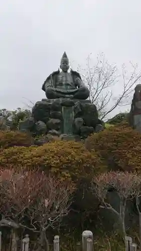 葛原岡神社の像