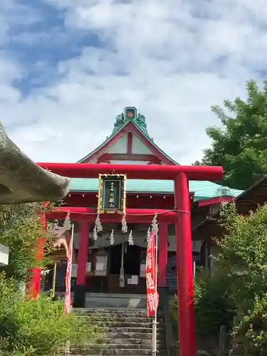 差出磯大嶽山神社 仕事と健康と厄よけの神さまの鳥居