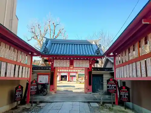 愛染堂勝鬘院の山門・神門