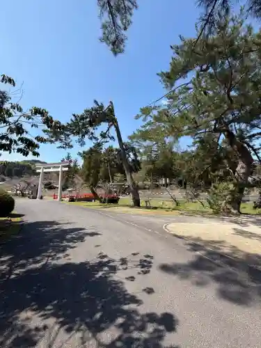 熊野大社の{uncategorized: "未分類", other: "その他", undefined: "問題あり", building: "その他建物", grave: "お墓", sacred_gate: "鳥居", guardian: "狛犬", statue: "像", buddha: "仏像", history: "歴史", nature: "自然", garden: "庭園", animal: "動物", pagoda: "塔", temizu: "手水舎", mountain_gate: "山門・神門", sanctuary: "本殿・本堂", subordinate: "末社・摂社", art: "芸術", scenery: "景色", jizo: "地蔵", ema: "絵馬", goshuin: "御朱印", omikuji: "おみくじ", items: "授与品その他", amulet: "お守り", goshuincho: "御朱印帳", eats: "食事", festival: "お祭り", votive_dance: "神楽", shichigosan: "七五三参", wedding: "結婚式", experience: "体験その他", initially: "初詣", around: "周辺", anti_infection: "感染症対策"}