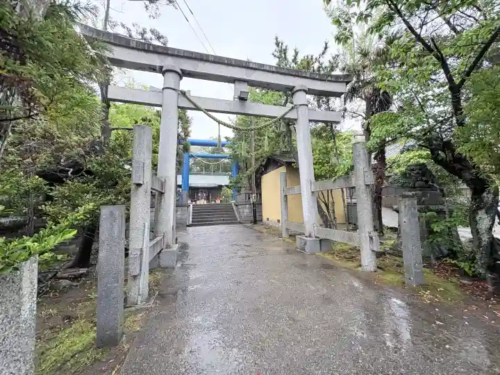 小名浜諏訪神社 ~海の鎮守様~の{uncategorized: "未分類", other: "その他", undefined: "問題あり", building: "その他建物", grave: "お墓", sacred_gate: "鳥居", guardian: "狛犬", statue: "像", buddha: "仏像", history: "歴史", nature: "自然", garden: "庭園", animal: "動物", pagoda: "塔", temizu: "手水舎", mountain_gate: "山門・神門", sanctuary: "本殿・本堂", subordinate: "末社・摂社", art: "芸術", scenery: "景色", jizo: "地蔵", ema: "絵馬", goshuin: "御朱印", omikuji: "おみくじ", items: "授与品その他", amulet: "お守り", goshuincho: "御朱印帳", eats: "食事", festival: "お祭り", votive_dance: "神楽", shichigosan: "七五三参", wedding: "結婚式", experience: "体験その他", initially: "初詣", around: "周辺", anti_infection: "感染症対策"}