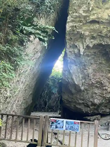 斎場御嶽の{uncategorized: "未分類", other: "その他", undefined: "問題あり", building: "その他建物", grave: "お墓", sacred_gate: "鳥居", guardian: "狛犬", statue: "像", buddha: "仏像", history: "歴史", nature: "自然", garden: "庭園", animal: "動物", pagoda: "塔", temizu: "手水舎", mountain_gate: "山門・神門", sanctuary: "本殿・本堂", subordinate: "末社・摂社", art: "芸術", scenery: "景色", jizo: "地蔵", ema: "絵馬", goshuin: "御朱印", omikuji: "おみくじ", items: "授与品その他", amulet: "お守り", goshuincho: "御朱印帳", eats: "食事", festival: "お祭り", votive_dance: "神楽", shichigosan: "七五三参", wedding: "結婚式", experience: "体験その他", initially: "初詣", around: "周辺", anti_infection: "感染症対策"}