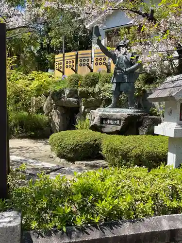 真田山 三光神社の像