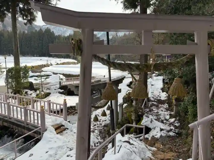 弁財天白龍王大権現の{uncategorized: "未分類", other: "その他", undefined: "問題あり", building: "その他建物", grave: "お墓", sacred_gate: "鳥居", guardian: "狛犬", statue: "像", buddha: "仏像", history: "歴史", nature: "自然", garden: "庭園", animal: "動物", pagoda: "塔", temizu: "手水舎", mountain_gate: "山門・神門", sanctuary: "本殿・本堂", subordinate: "末社・摂社", art: "芸術", scenery: "景色", jizo: "地蔵", ema: "絵馬", goshuin: "御朱印", omikuji: "おみくじ", items: "授与品その他", amulet: "お守り", goshuincho: "御朱印帳", eats: "食事", festival: "お祭り", votive_dance: "神楽", shichigosan: "七五三参", wedding: "結婚式", experience: "体験その他", initially: "初詣", around: "周辺", anti_infection: "感染症対策"}