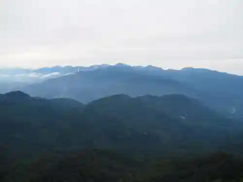 雨飾山北峰の石仏の景色