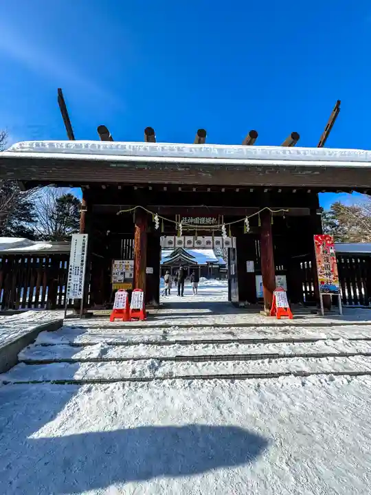 札幌護國神社の山門・神門