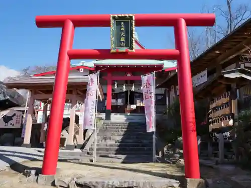 差出磯大嶽山神社 仕事と健康と厄よけの神さまの鳥居