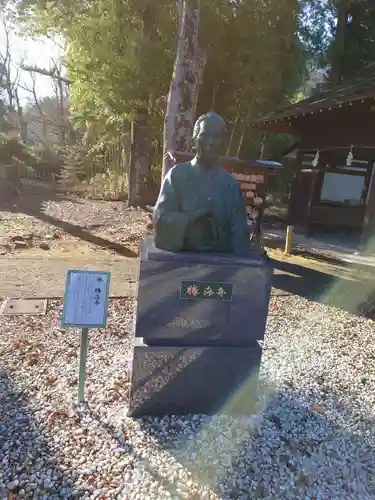 象山神社の像