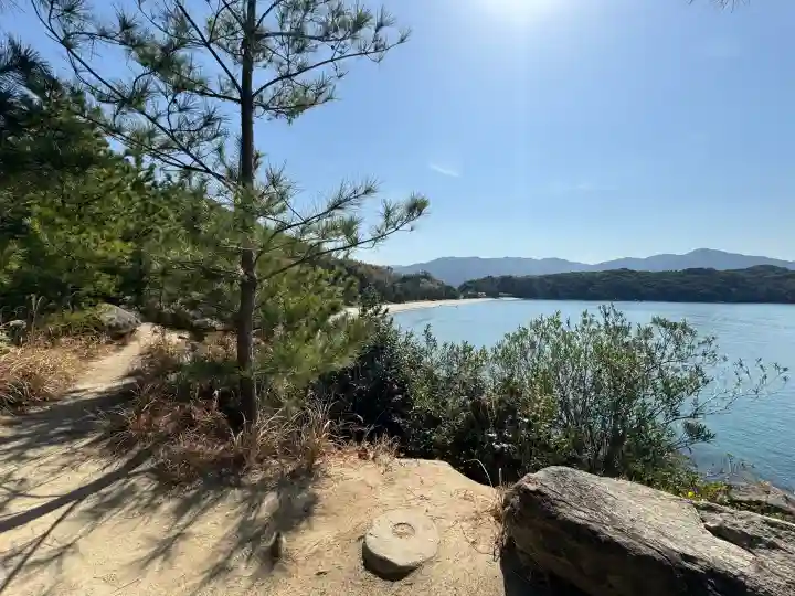 箱島神社の{uncategorized: "未分類", other: "その他", undefined: "問題あり", building: "その他建物", grave: "お墓", sacred_gate: "鳥居", guardian: "狛犬", statue: "像", buddha: "仏像", history: "歴史", nature: "自然", garden: "庭園", animal: "動物", pagoda: "塔", temizu: "手水舎", mountain_gate: "山門・神門", sanctuary: "本殿・本堂", subordinate: "末社・摂社", art: "芸術", scenery: "景色", jizo: "地蔵", ema: "絵馬", goshuin: "御朱印", omikuji: "おみくじ", items: "授与品その他", amulet: "お守り", goshuincho: "御朱印帳", eats: "食事", festival: "お祭り", votive_dance: "神楽", shichigosan: "七五三参", wedding: "結婚式", experience: "体験その他", initially: "初詣", around: "周辺", anti_infection: "感染症対策"}