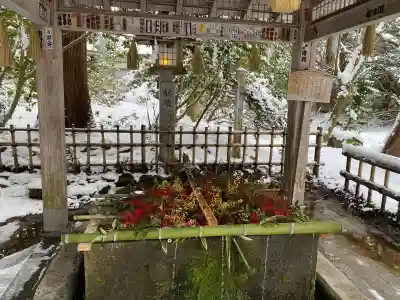 伊佐須美神社の{uncategorized: "未分類", other: "その他", undefined: "問題あり", building: "その他建物", grave: "お墓", sacred_gate: "鳥居", guardian: "狛犬", statue: "像", buddha: "仏像", history: "歴史", nature: "自然", garden: "庭園", animal: "動物", pagoda: "塔", temizu: "手水舎", mountain_gate: "山門・神門", sanctuary: "本殿・本堂", subordinate: "末社・摂社", art: "芸術", scenery: "景色", jizo: "地蔵", ema: "絵馬", goshuin: "御朱印", omikuji: "おみくじ", items: "授与品その他", amulet: "お守り", goshuincho: "御朱印帳", eats: "食事", festival: "お祭り", votive_dance: "神楽", shichigosan: "七五三参", wedding: "結婚式", experience: "体験その他", initially: "初詣", around: "周辺", anti_infection: "感染症対策"}