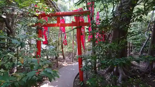 座間神社の鳥居