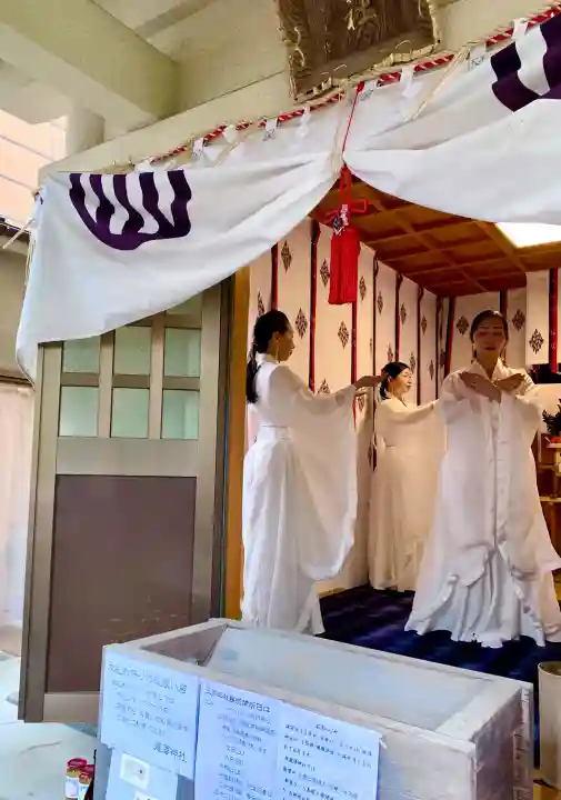 瀧澤神社の{uncategorized: "未分類", other: "その他", undefined: "問題あり", building: "その他建物", grave: "お墓", sacred_gate: "鳥居", guardian: "狛犬", statue: "像", buddha: "仏像", history: "歴史", nature: "自然", garden: "庭園", animal: "動物", pagoda: "塔", temizu: "手水舎", mountain_gate: "山門・神門", sanctuary: "本殿・本堂", subordinate: "末社・摂社", art: "芸術", scenery: "景色", jizo: "地蔵", ema: "絵馬", goshuin: "御朱印", omikuji: "おみくじ", items: "授与品その他", amulet: "お守り", goshuincho: "御朱印帳", eats: "食事", festival: "お祭り", votive_dance: "神楽", shichigosan: "七五三参", wedding: "結婚式", experience: "体験その他", initially: "初詣", around: "周辺", anti_infection: "感染症対策"}