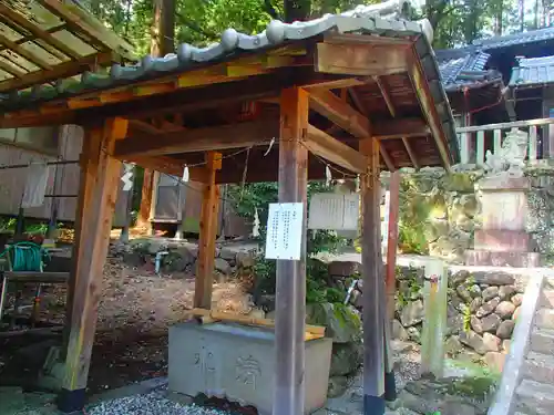 竹折武並神社の手水舎